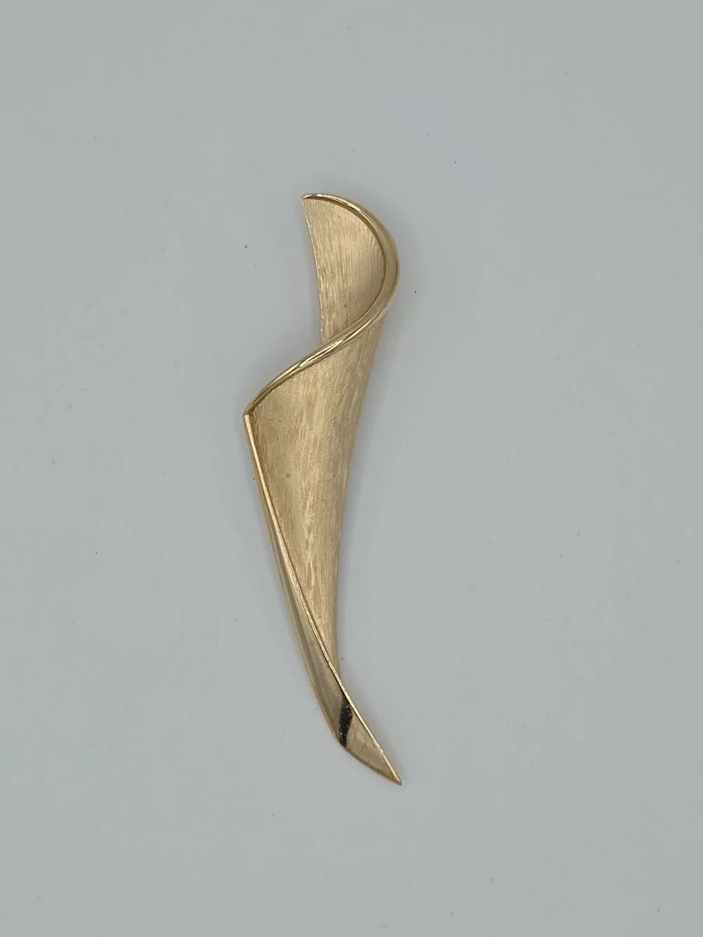 VTG Crown Trifari Brooch Gold Tone Ribbon Pin Brushed Finish Modernist 3.5